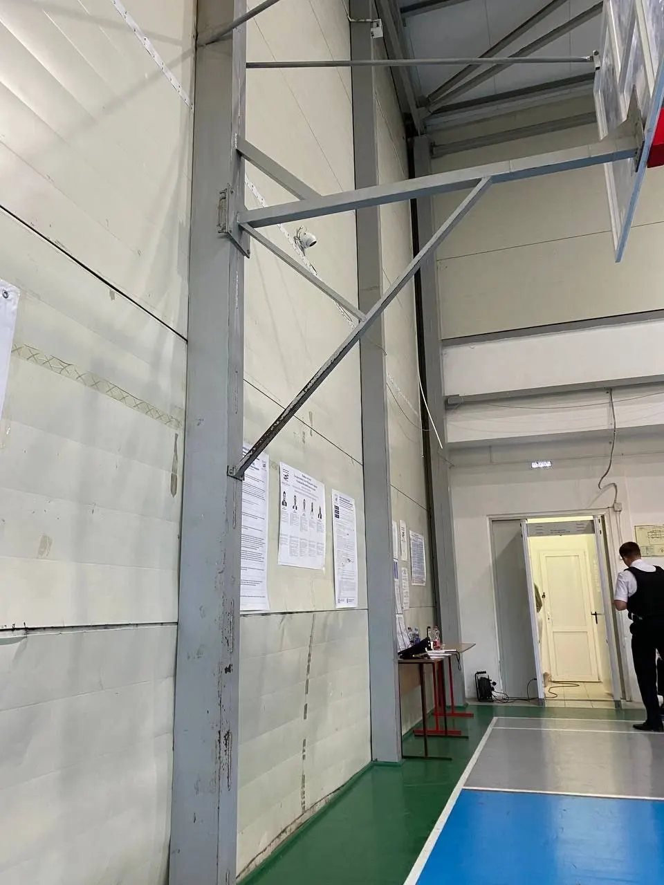 Во второй день трёхдневного голосования зафиксированы нарушения процедур и ограничение работы наблюдателей на участках в Геленджике, Перми, Тобольске и близ Санкт-Петербурга.