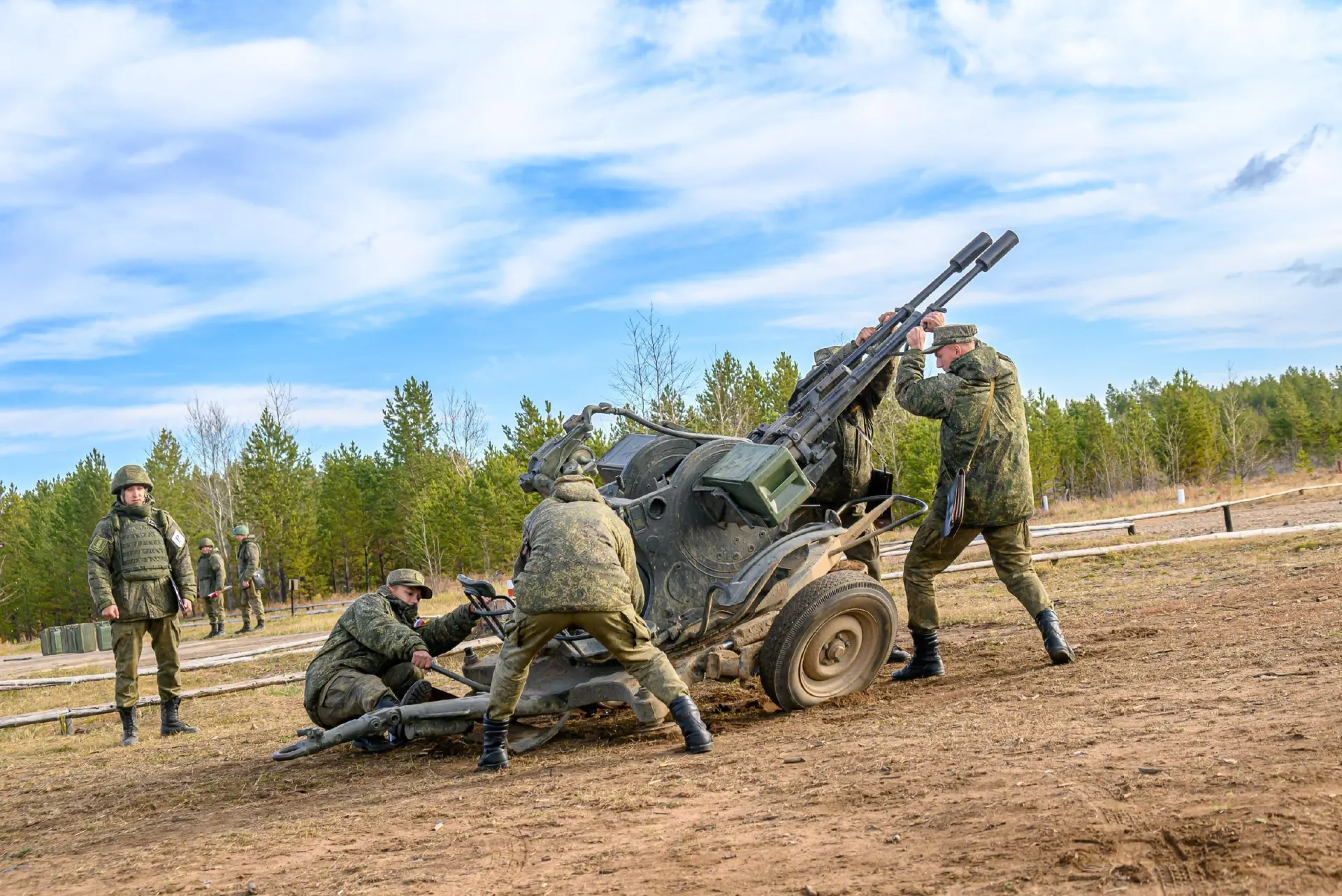 Членность военнослужащих увеличится на 15,5 тысяч человек.