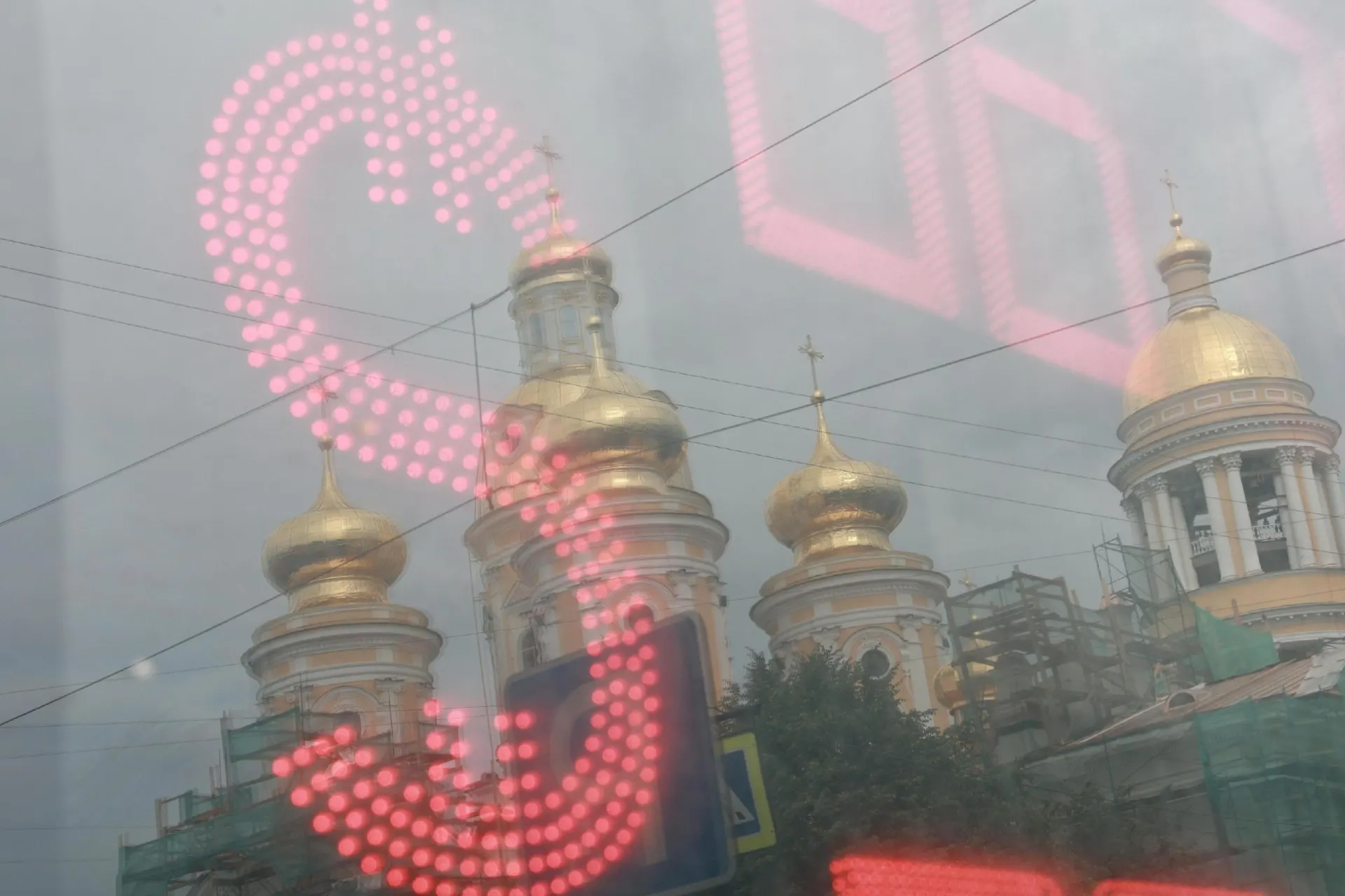 За лето рубль потерял примерно четверть своей стоимости по отношению к доллару; эксперты объясняют дальнейшие сценарии.