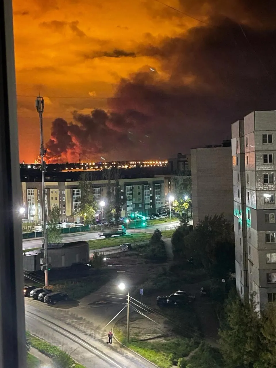 Дроны атаковали Ярославскую и Ростовскую области; поврежден НПЗ, часть Ростова осталась без света. Разброс перебоев в энергоснабжении и новые эпизоды атак по регионам продолжаются.