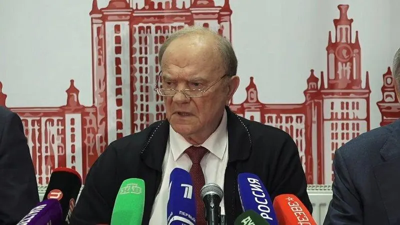 Лидер КПРФ Геннадий Зюганов призвал сменить экономический курс, иначе Россия окажется в экономическом и технологическом отставании, и война может продолжиться.