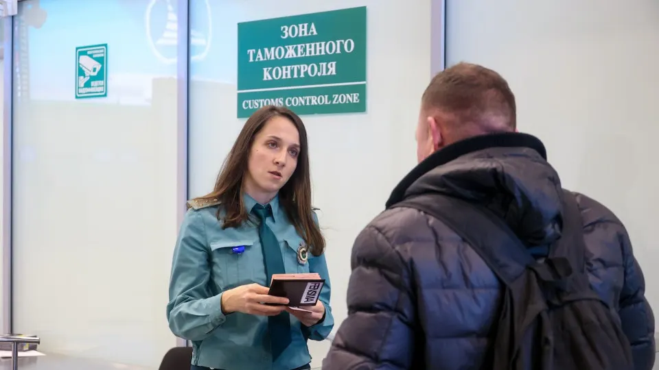 Президентский указ ужесточает правила вывоза физического золота и наличных за границу, вводит лимиты и усиление проверки документов, расширяя контроль на валютные операции.