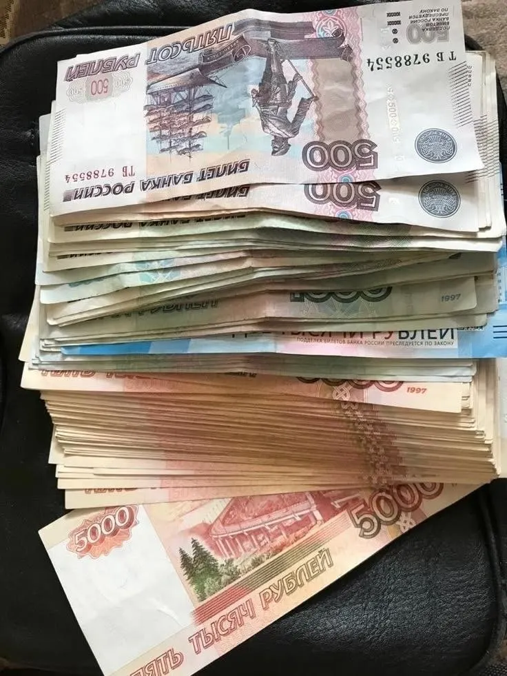 Предложение о вводе годовой премии, которую часто называют 13‑й зарплатой, обсуждается и может применяться к работникам бюджетной сферы на старте.
