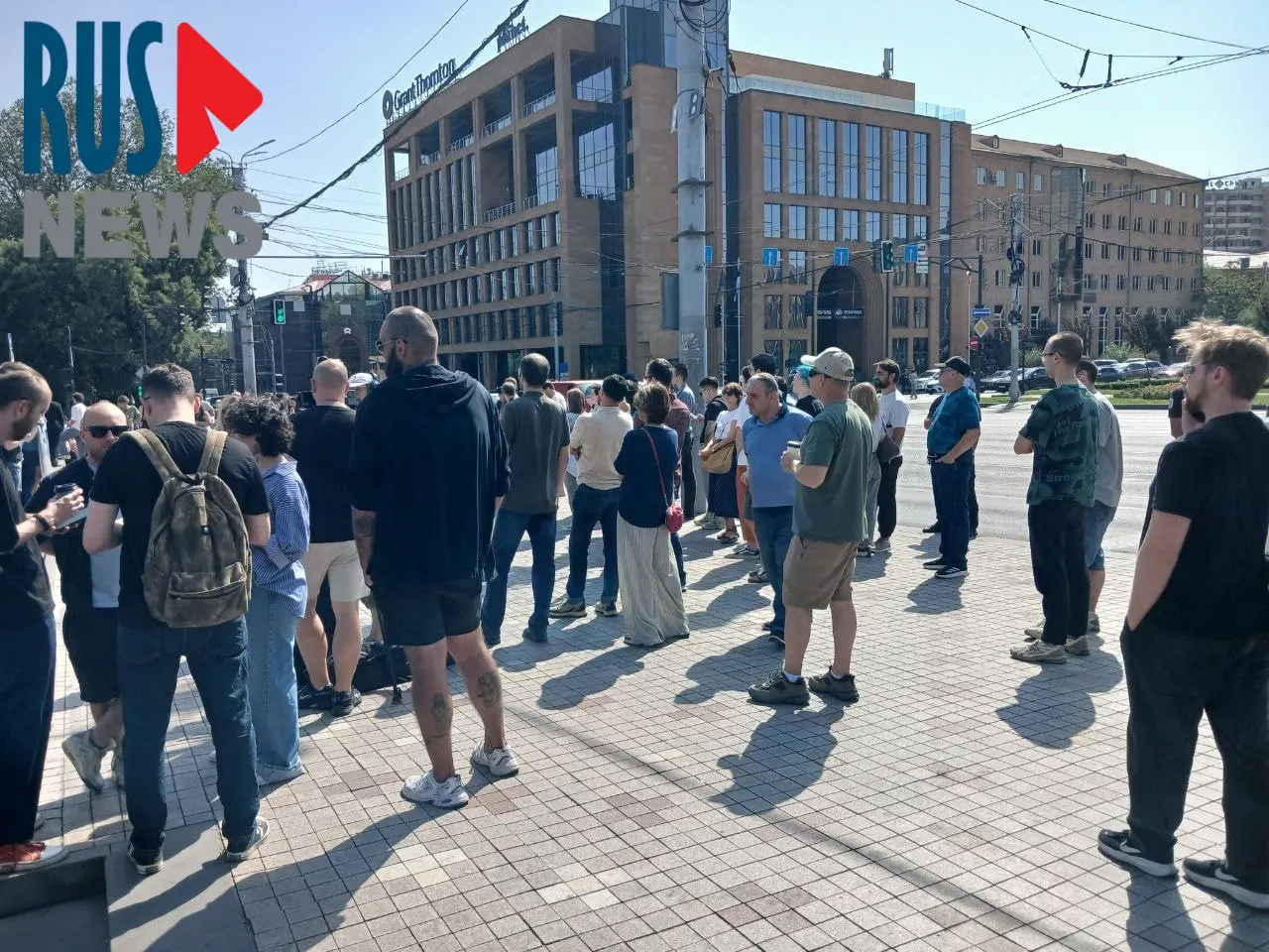 К полдню к участку выстроилась очередь из более чем тысячи человек; рядом проходит митинг около ста участников.