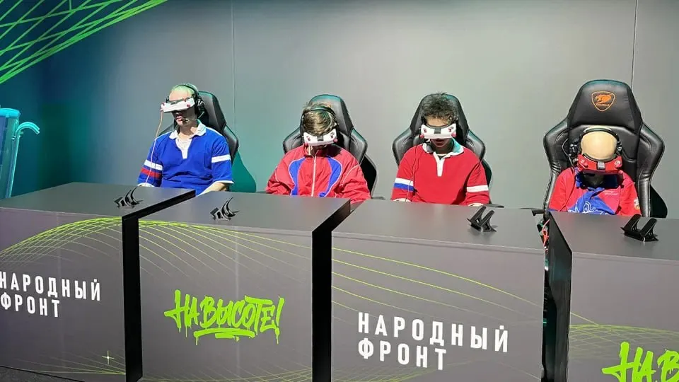 Новый норматив по управлению беспилотниками внедряется в пилотный режим в нескольких регионах и планируется распространение по всей стране; учащиеся будут обучаться пилотированию, программированию и сборке дронов.