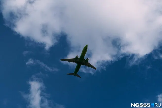 AZUR air отменил прямые перелеты из Омска в Нячанг и еще шесть городов; флот перенаправят на другие направления; пассажиров просят обратиться к туроператорам.