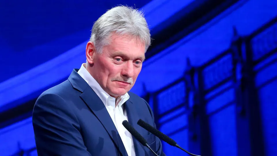 Пресс-секретарь Кремля сообщил, что в день выборов по Украине ударов не будет при достижении перемирия; обсуждаются варианты мирного урегулирования и влияние на ход голосования.