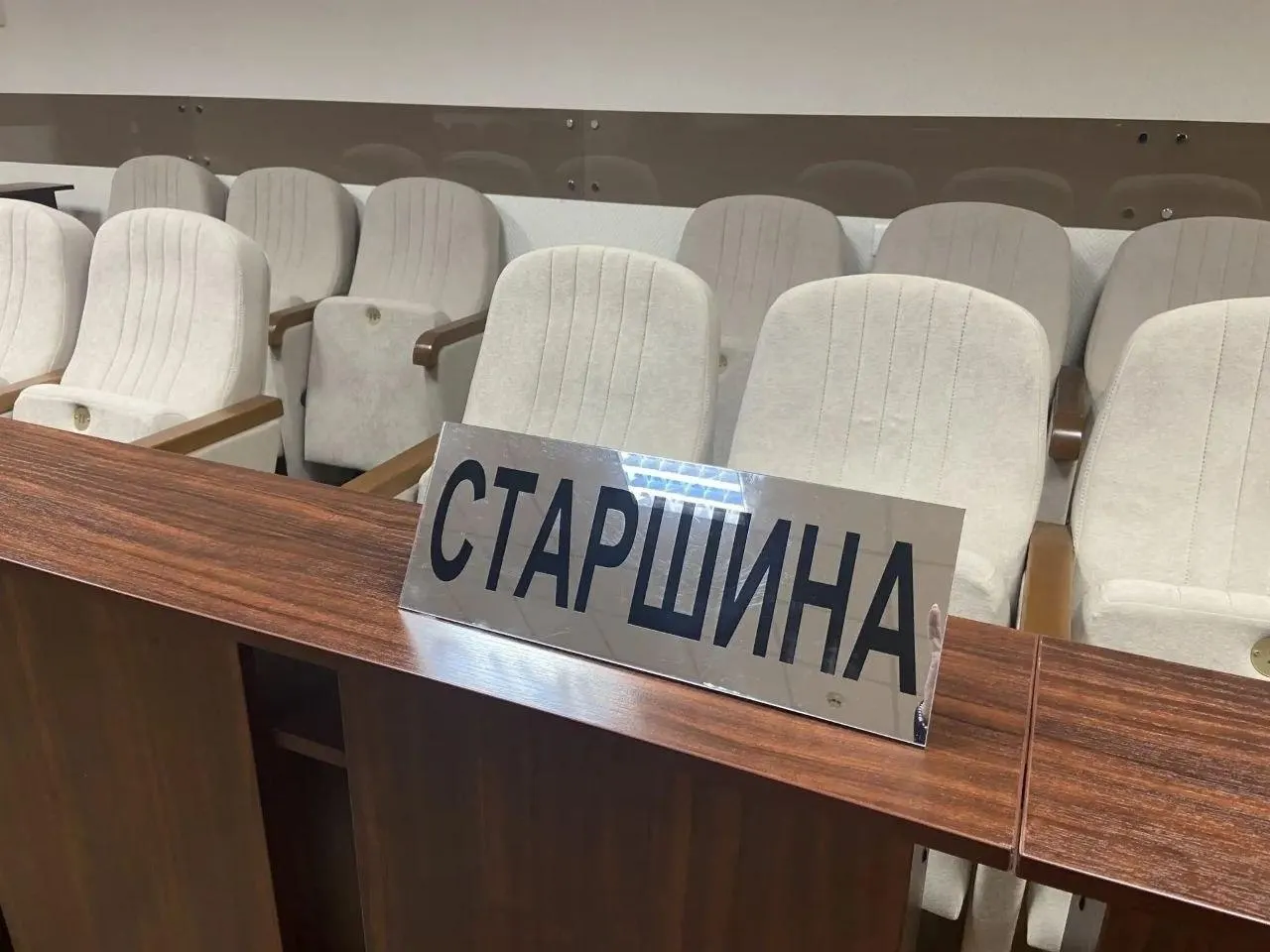 Число заседателей планируется сократить вдвое; в зале совещаний будет присутствовать судья.