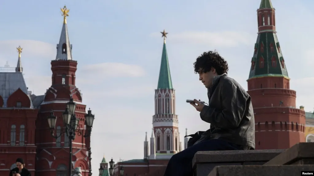 Государственные меры предусматривают идентификацию несовершеннолетних в социальных сетях и сокращение их времени онлайн до 14 лет в целях ограничения доступа к запрещённому контенту.